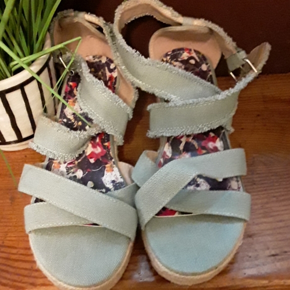 Woman's Sandle - Picture 7 of 7